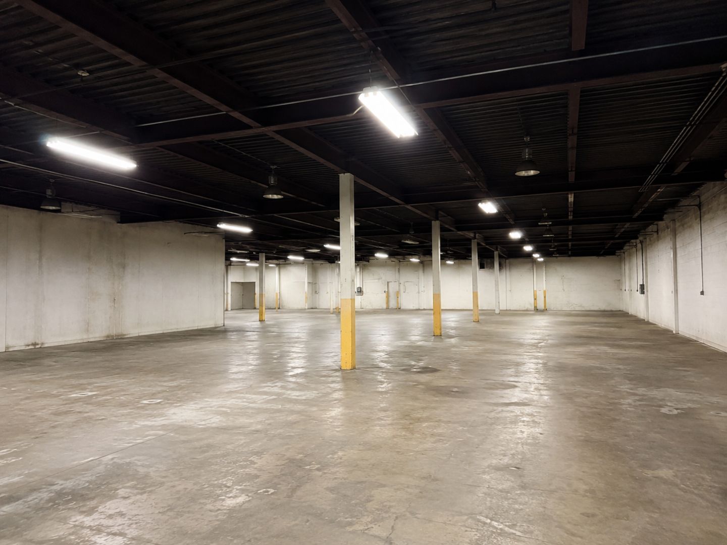 High-Clear Large Empty Warehouse